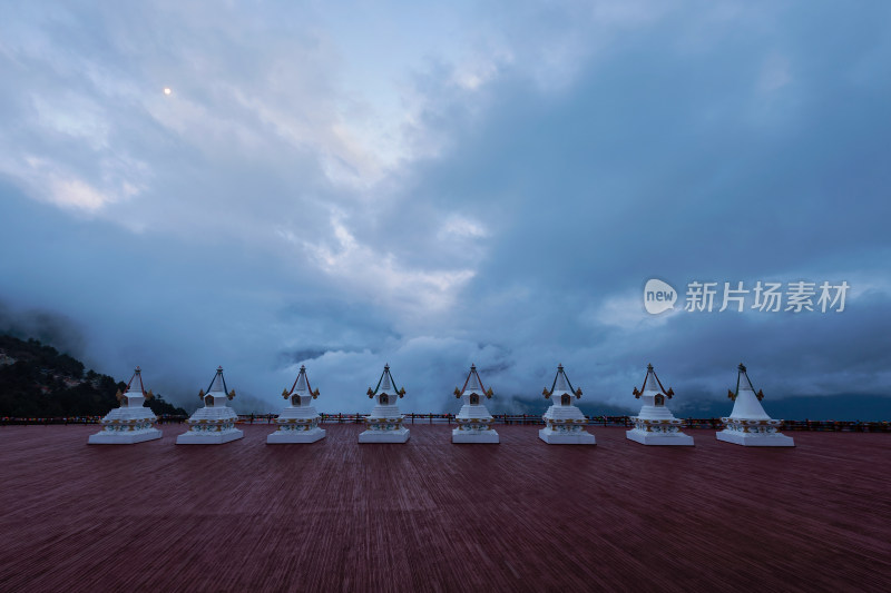 香格里拉飞来寺观景台的一排白塔