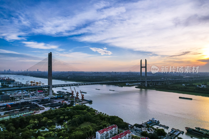 夕阳下跨江大桥航拍全景