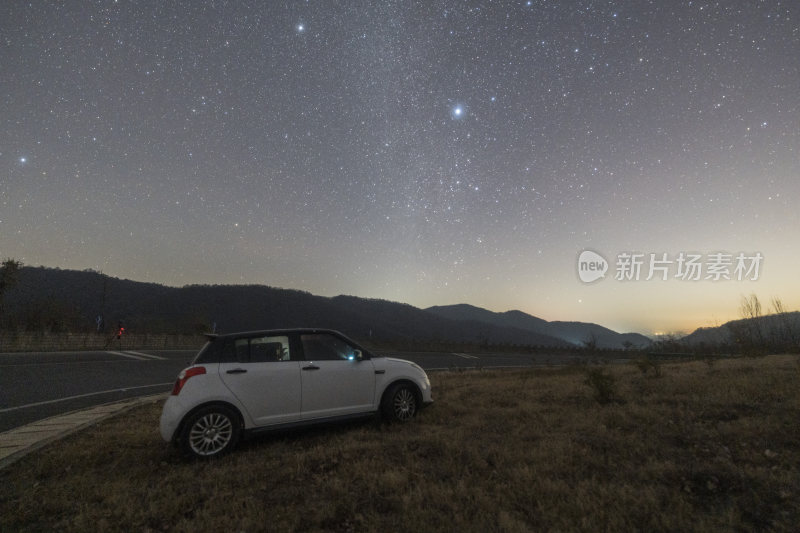 户外草地停着汽车的星空夜景