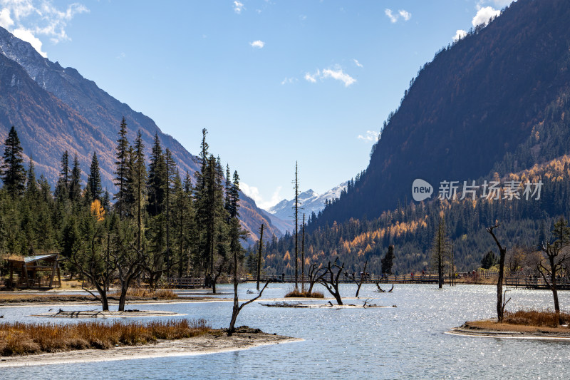 川西秋色，晴朗天空雪山湖泊秋景