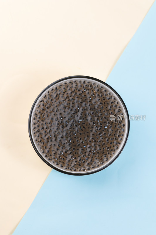 碗装奇亚籽饮品俯拍图