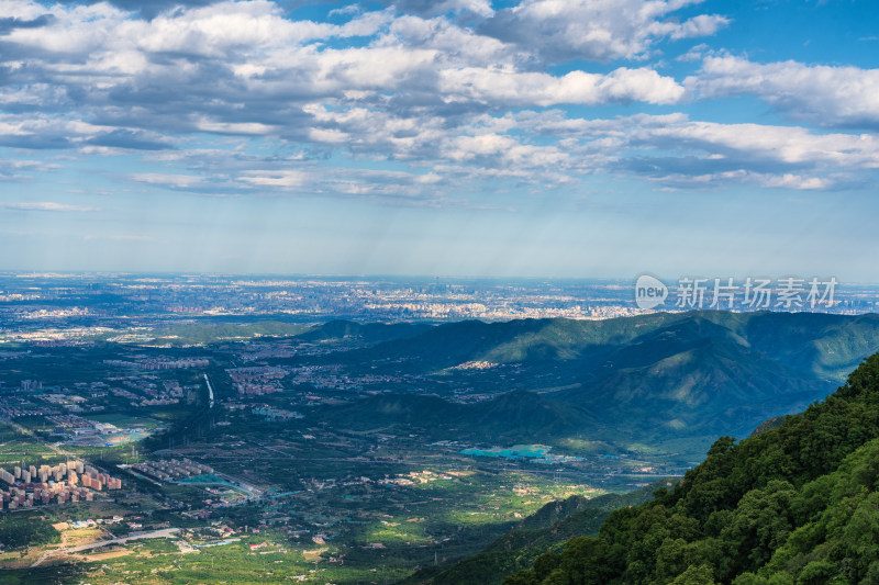 从北京海淀区阳台山俯瞰城市全景