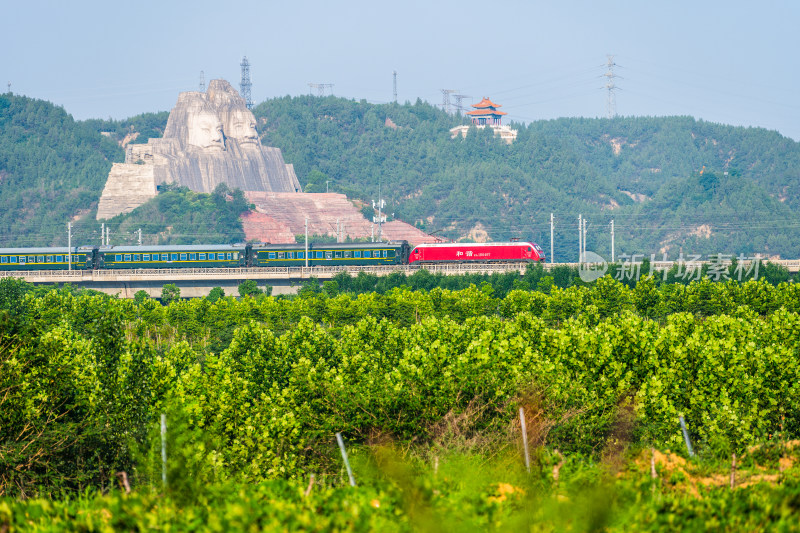 从炎黄二帝雕像下驶过的高速列车