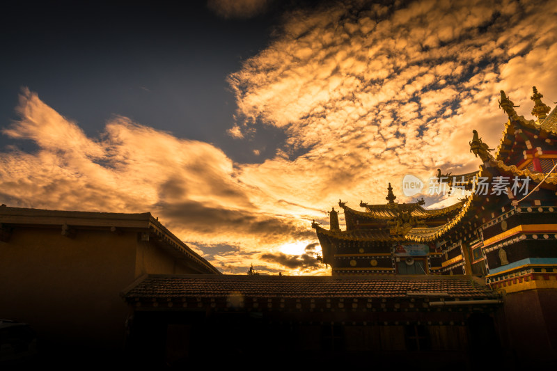 日落天空下的寺院