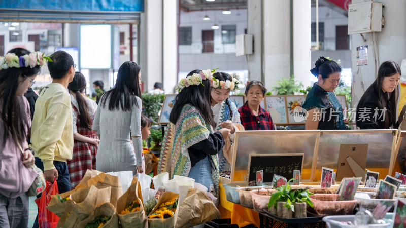 云南昆明斗南花市吸引大量游客前来买花