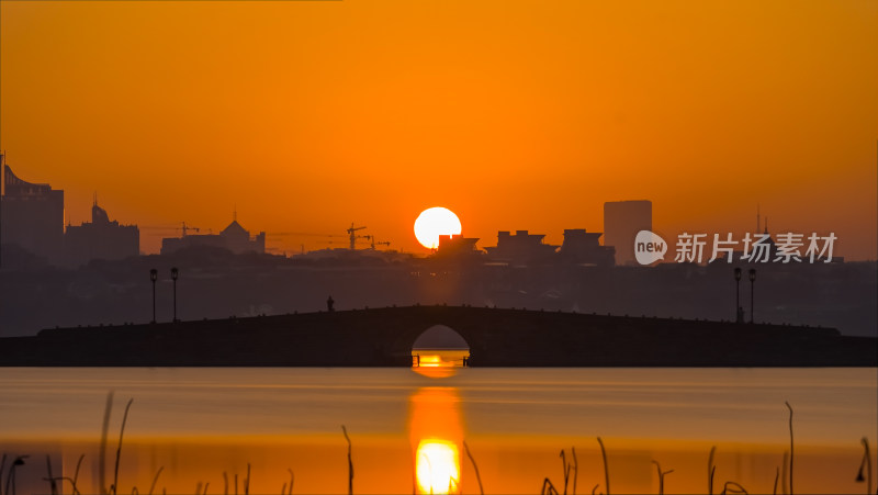 夕阳下城市桥梁剪影的美丽景象