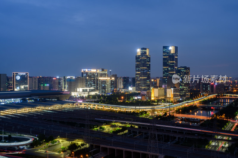 夜晚郑州郑州东站绿地双子塔城市风光