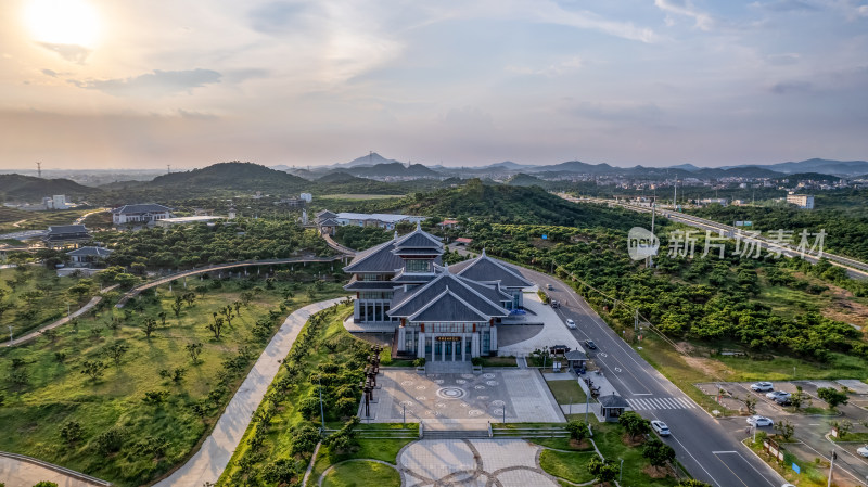 航拍特色建筑与周边绿地景观全景