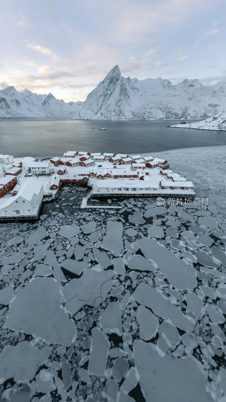 挪威罗弗敦群岛北极圈雷纳冬季雪景高空航拍