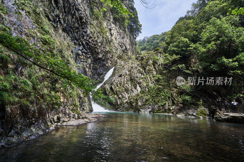 峡谷中的瀑布