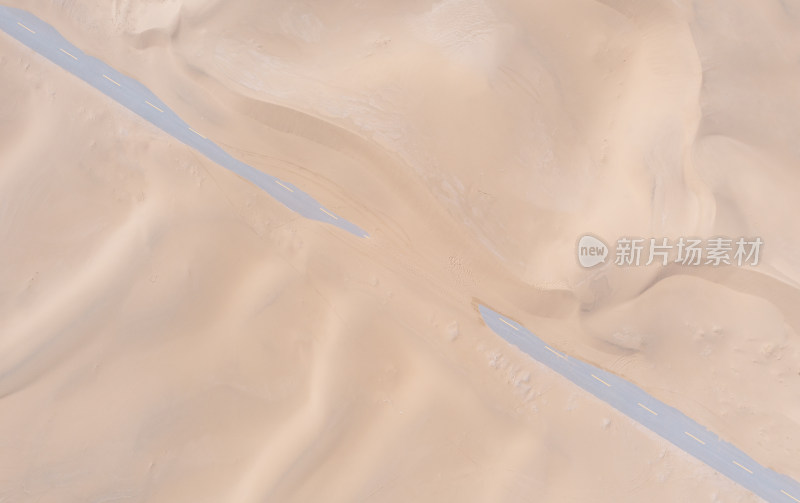 内蒙古阿拉善左旗-被沙漠部分掩埋的公路