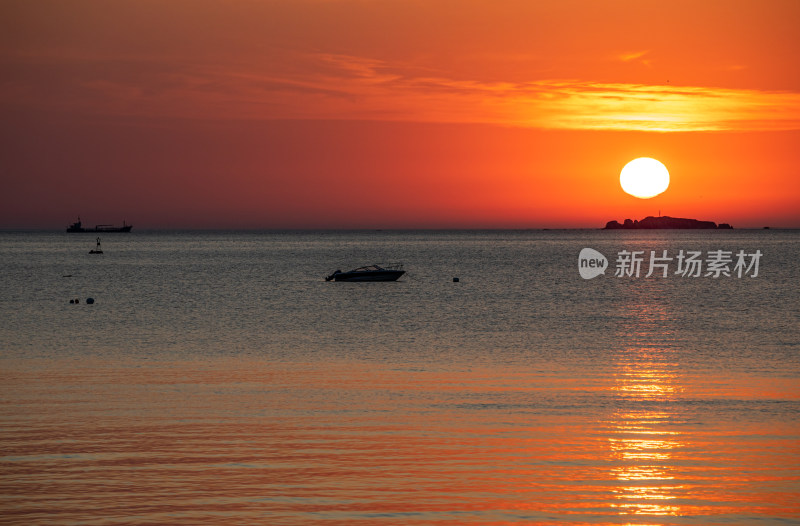 山东烟台第一海上浴场栈桥海上日出景观