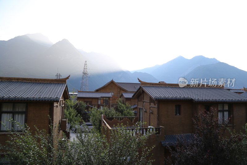 四川阿坝州叠溪镇的风景：群山、民居和落日