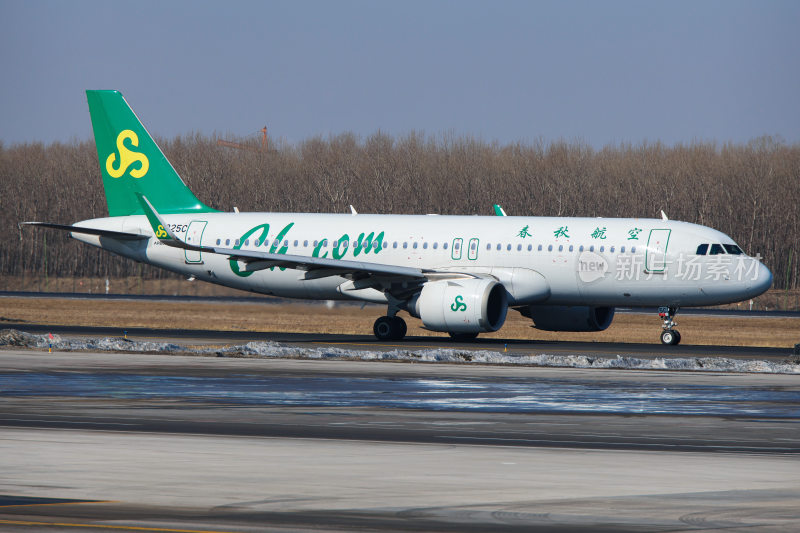 春秋航空飞机停在机场跑道