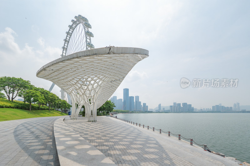 深圳欢乐港湾沿海步道旁的现代景观建筑