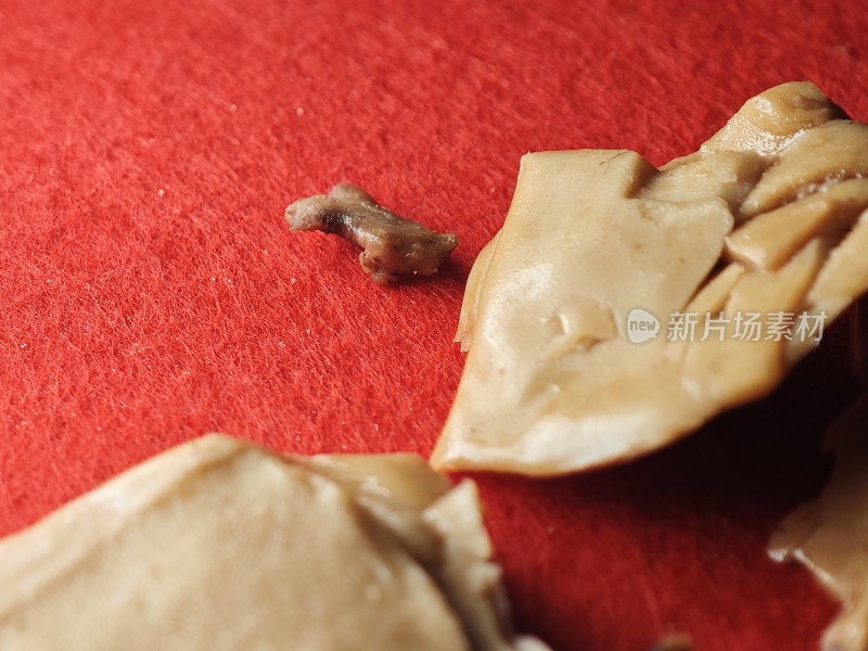 散落的块状豆干食物特写