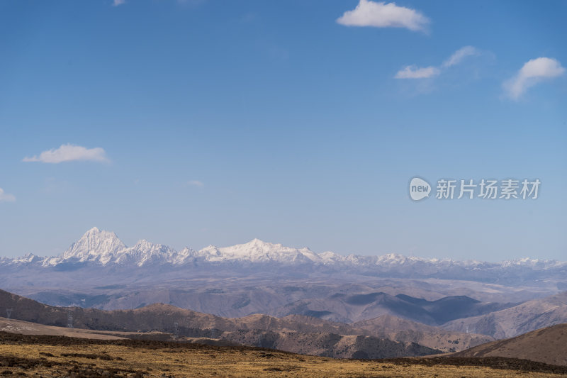 壮丽贡嘎雪山远景下的连绵起伏山脉