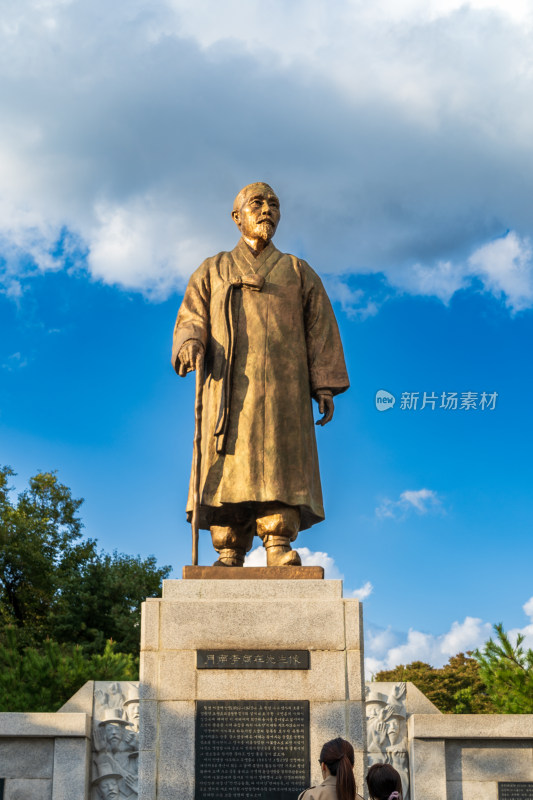 首尔宗庙市民公园的月南李商在先生雕像