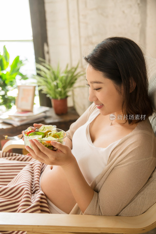 孕妇正在吃蔬菜沙拉