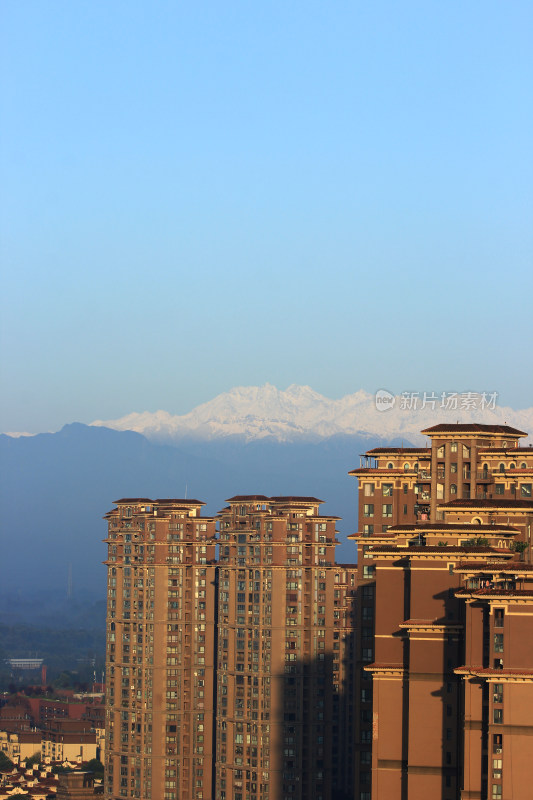 在成都遥望雪山