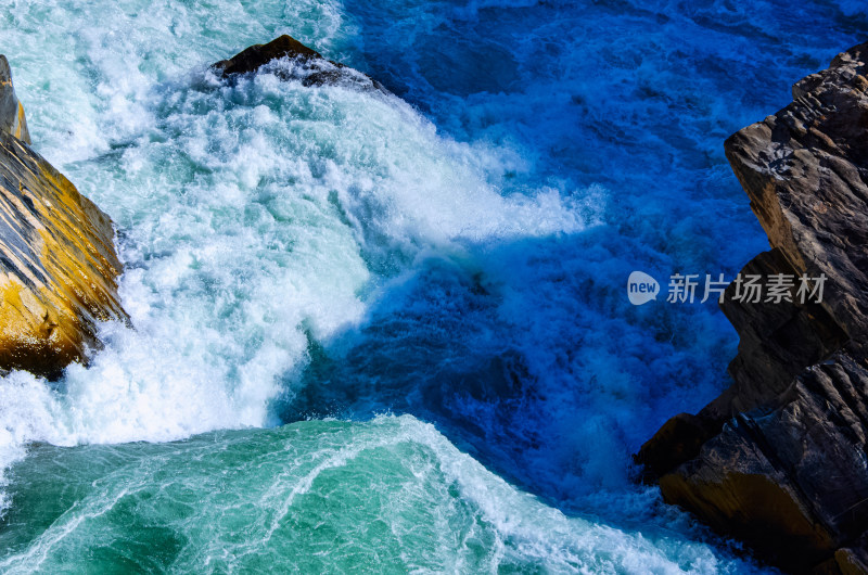 云南香格里拉虎跳峡河流奔腾流水浪花