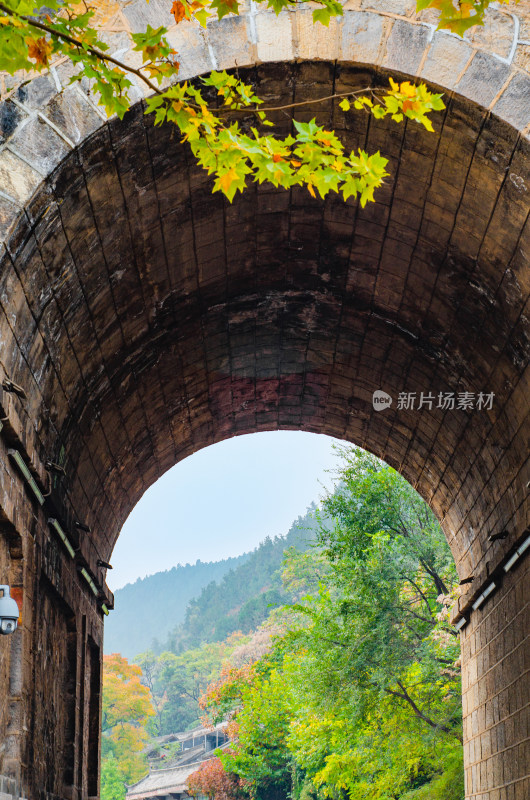 中国河南洛阳龙门石窟的龙门大桥下的门洞