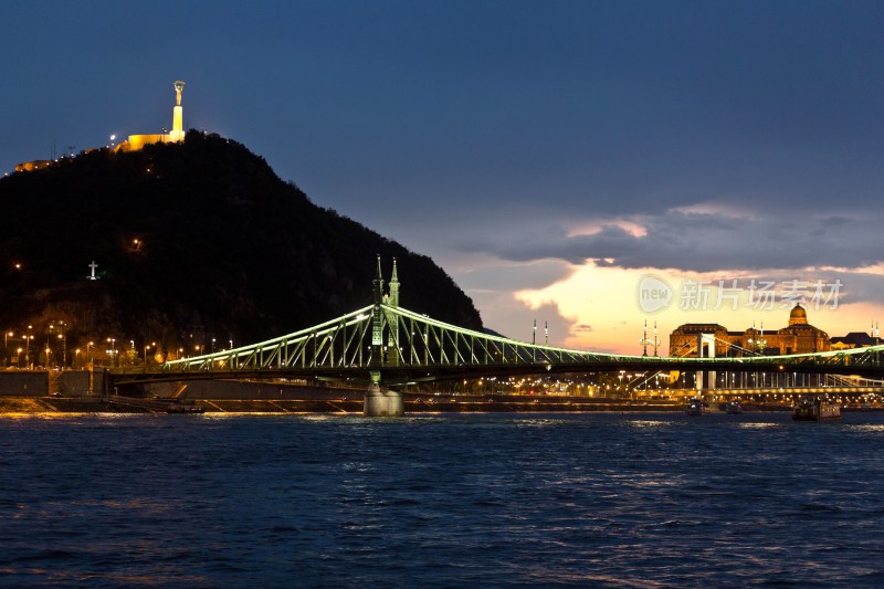 匈牙利首都布达佩斯链子桥夜景