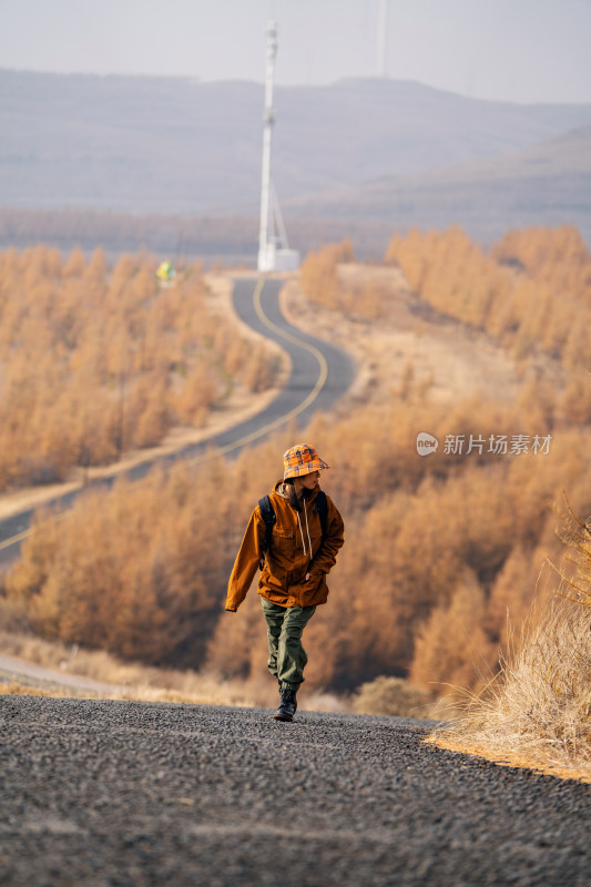 年轻女子徒步旅行