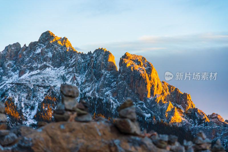 高山夕阳日照金山