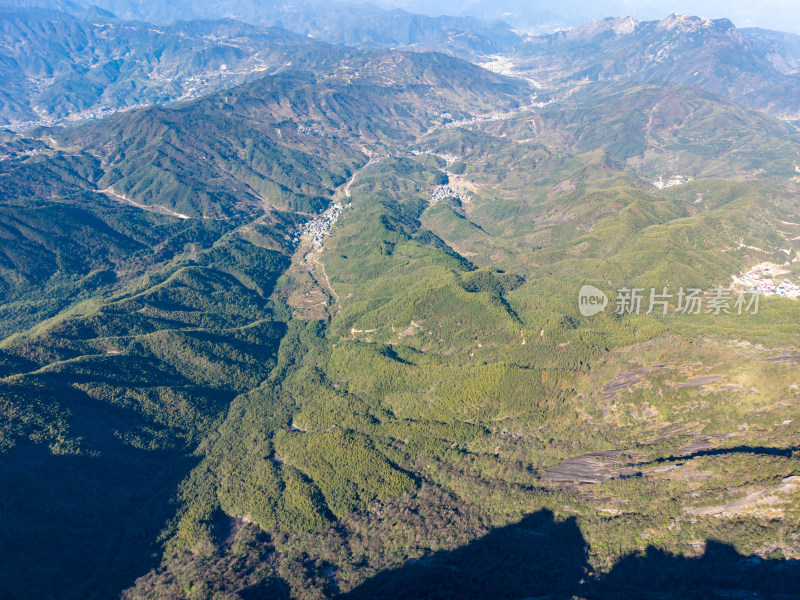 险峻陡峭山峰航拍图