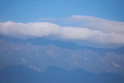 蓝天白云下的连绵山脉苍山洱海壮丽景象