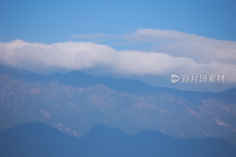 蓝天白云下的连绵山脉苍山洱海壮丽景象