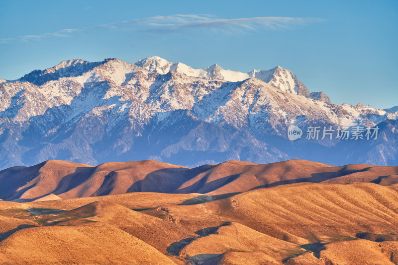 夕阳下的博格达峰