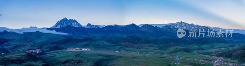 四川甘孜康定塔公草原看到的雅拉雪山