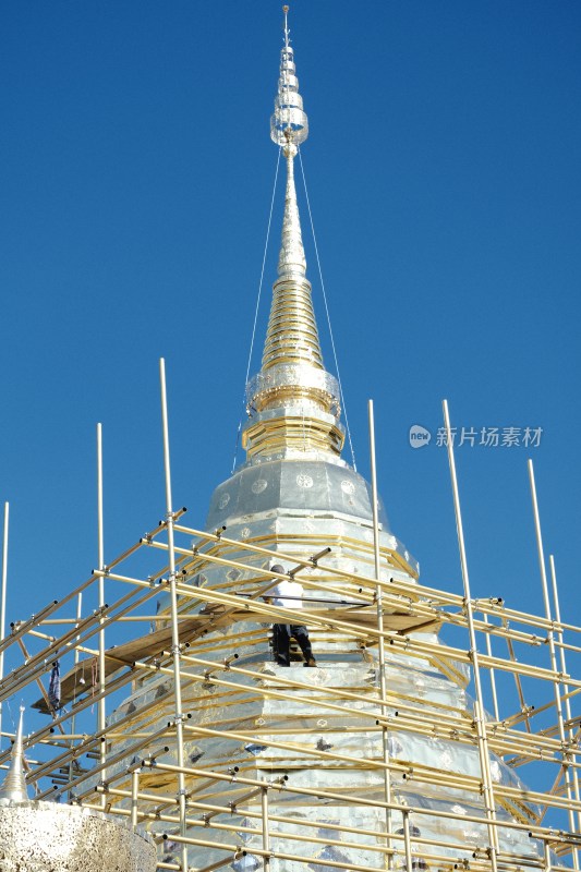 清迈素贴山蓝天背景下的金属脚手架