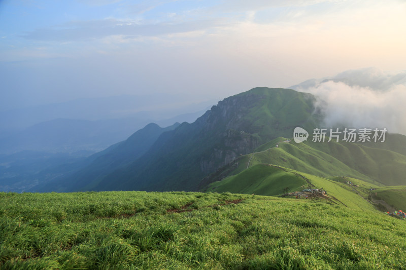 唯美清晨高山日出云海 武功山高山草甸