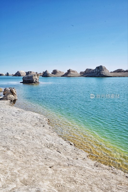 青海，乌素特雅丹地质公园，水上雅丹