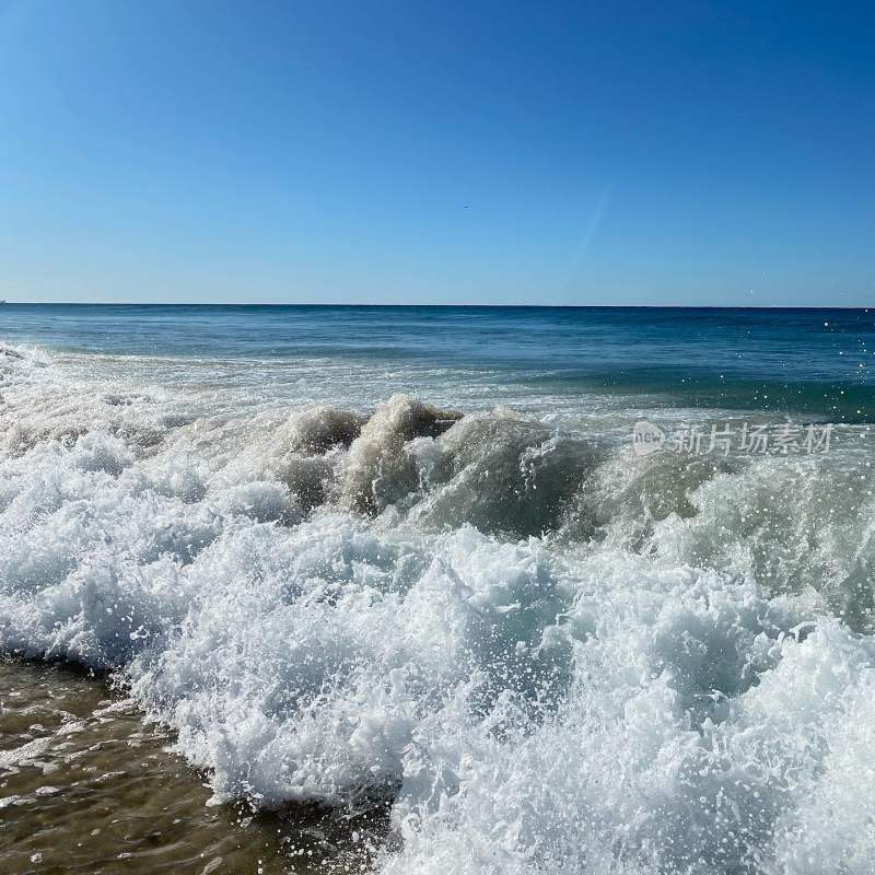 海浪拍打沙滩景象