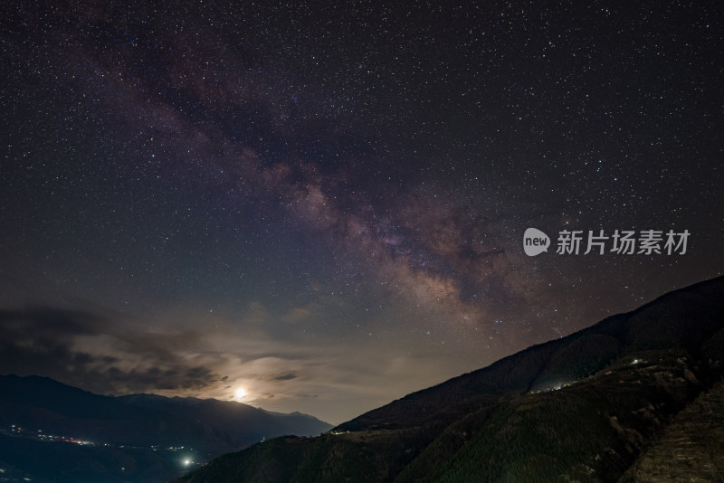 山间夜空的浩瀚星空美景