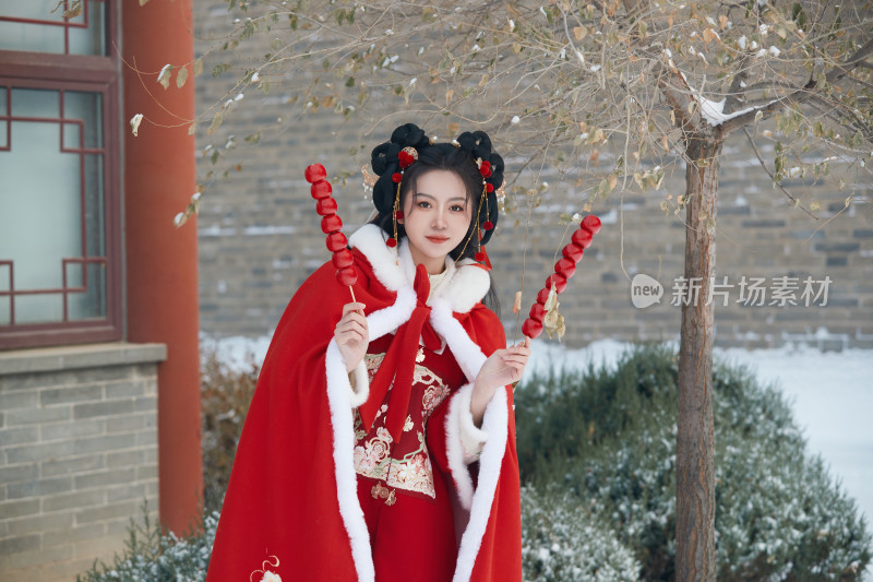 雪天户外身穿中式红色汉服的亚洲少女