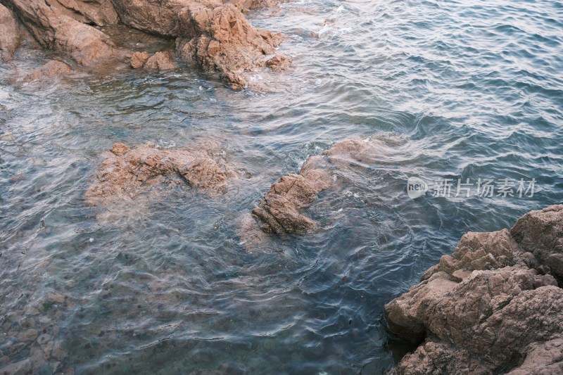 清澈的海水与礁石