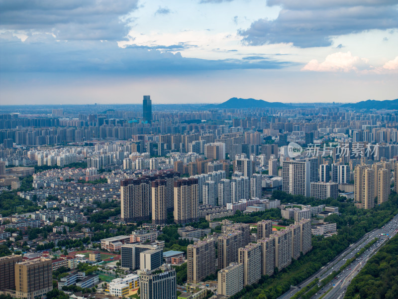 中国杭州留石高架路繁忙城市航拍