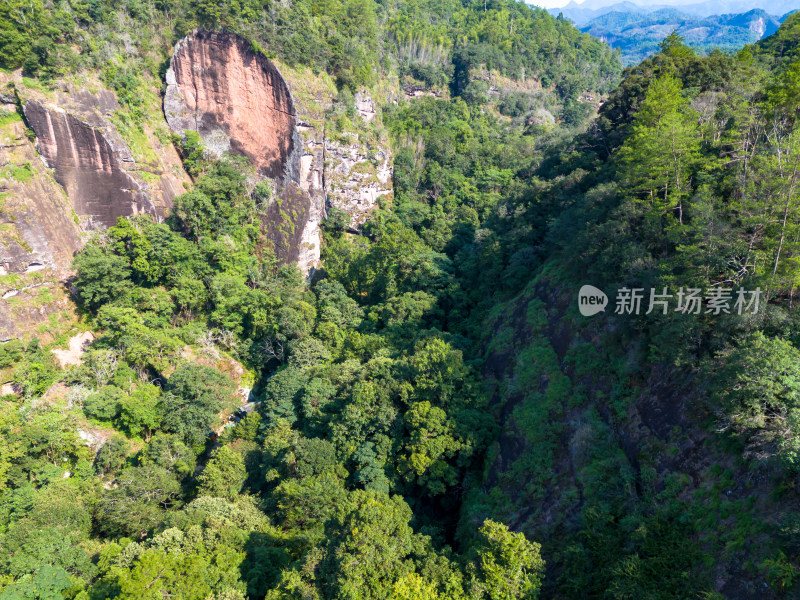 大金湖甘露寺青山绿水航拍图