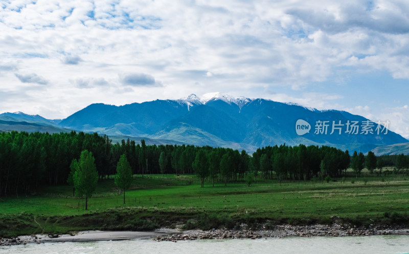 新疆蓝天白云下的雪山草原河流