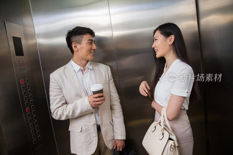 商务青年男女乘电梯