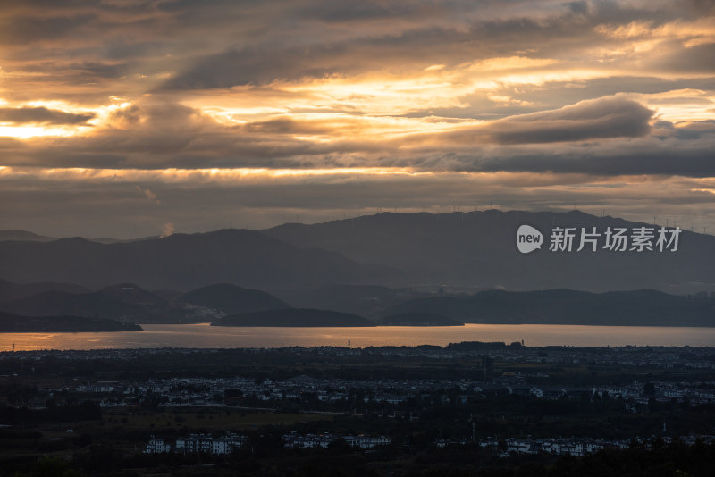 大理日出朝霞