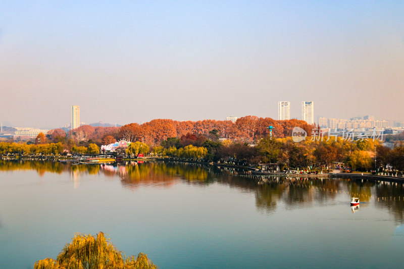 晴朗天空下的南京玄武湖公园