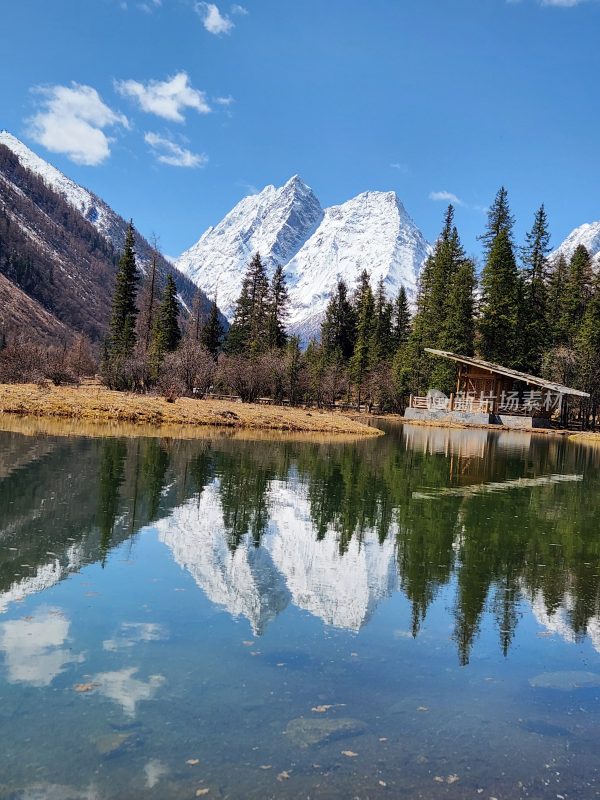 高山湖泊中的雪山倒影