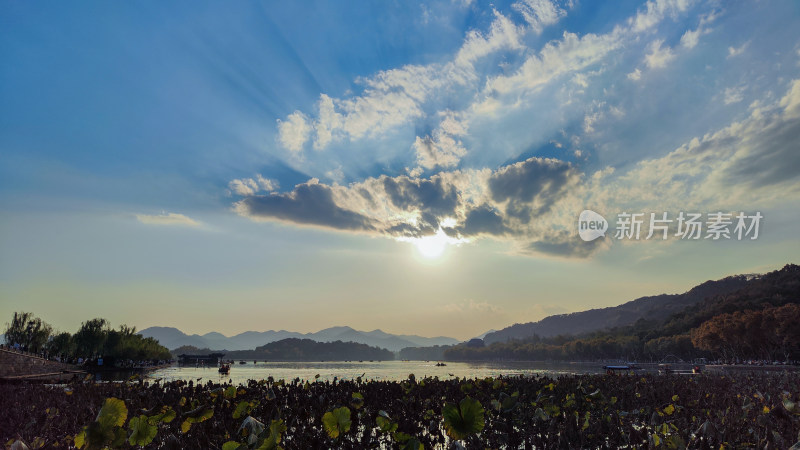 杭州西湖断桥湖畔黄昏夕阳下的景色