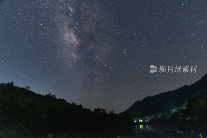 山间夜空的璀璨星河全景